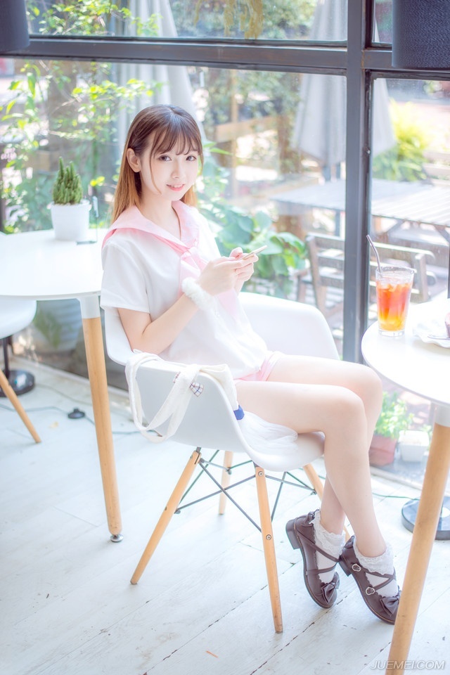 “原本我也如此认为。”诸葛亮摇头道：“但关中能够如此轻易兵不血刃拿下成都，皆是此人所谋。”